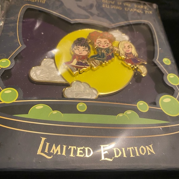 Limited Edition (500) Glow in the Dark Loungefly x Disney Hocus Pocus slide pin - Picture 5 of 10